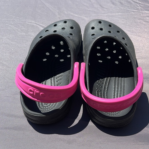 Crocs Pink and Black Mens Sz 4 Woman's Sz 6 GUC - Picture 6 of 6